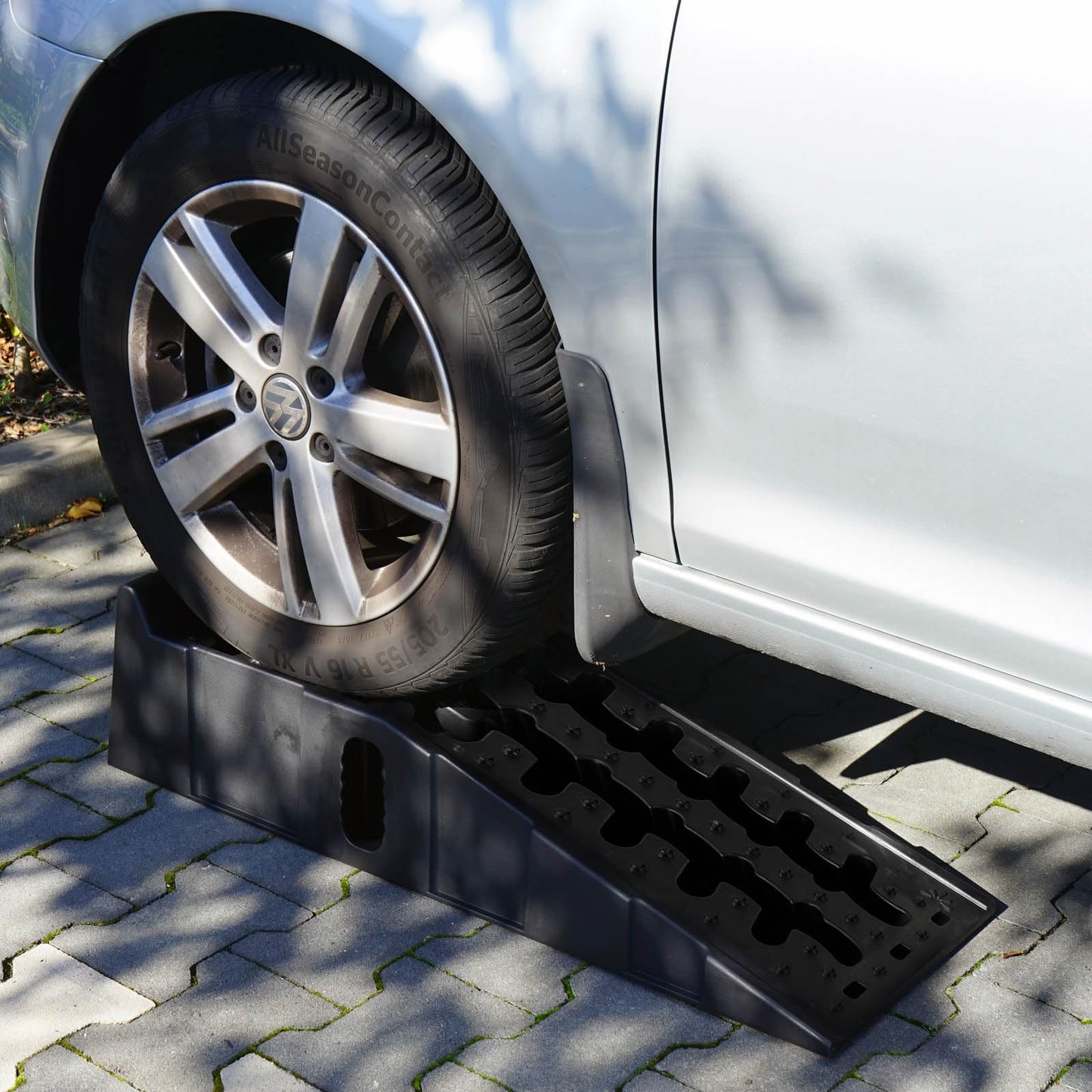 XPOtool plastic car ramps up to 5t for heavier vehicles (2 pieces)