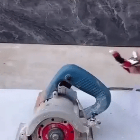 Wassersprüher für Flex-Schneidemaschine | Staubentferner mit Kühlsprühdüse (Preview GIF)